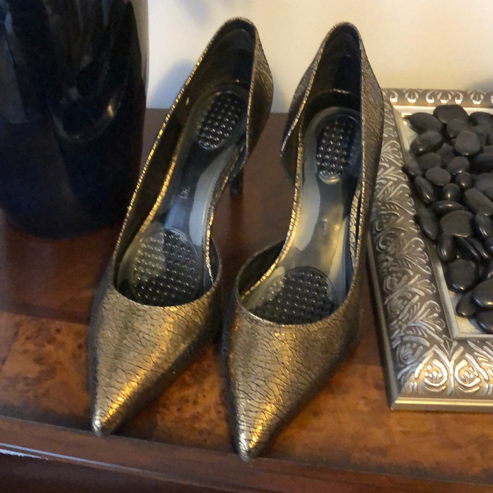 Cracked gold heels